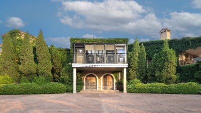 迪桑特高尔夫佘山旗舰店
巧妙融合托斯卡纳建筑风格，打造独立品牌空间