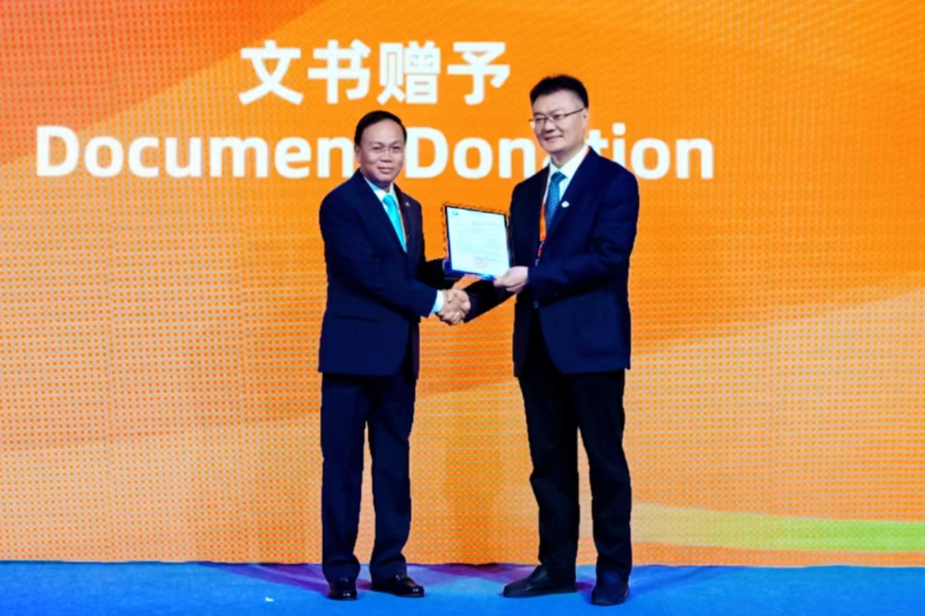 2025服贸会现场：柬埔寨王国卫生部交付同仁堂安宫牛黄丸许可证书