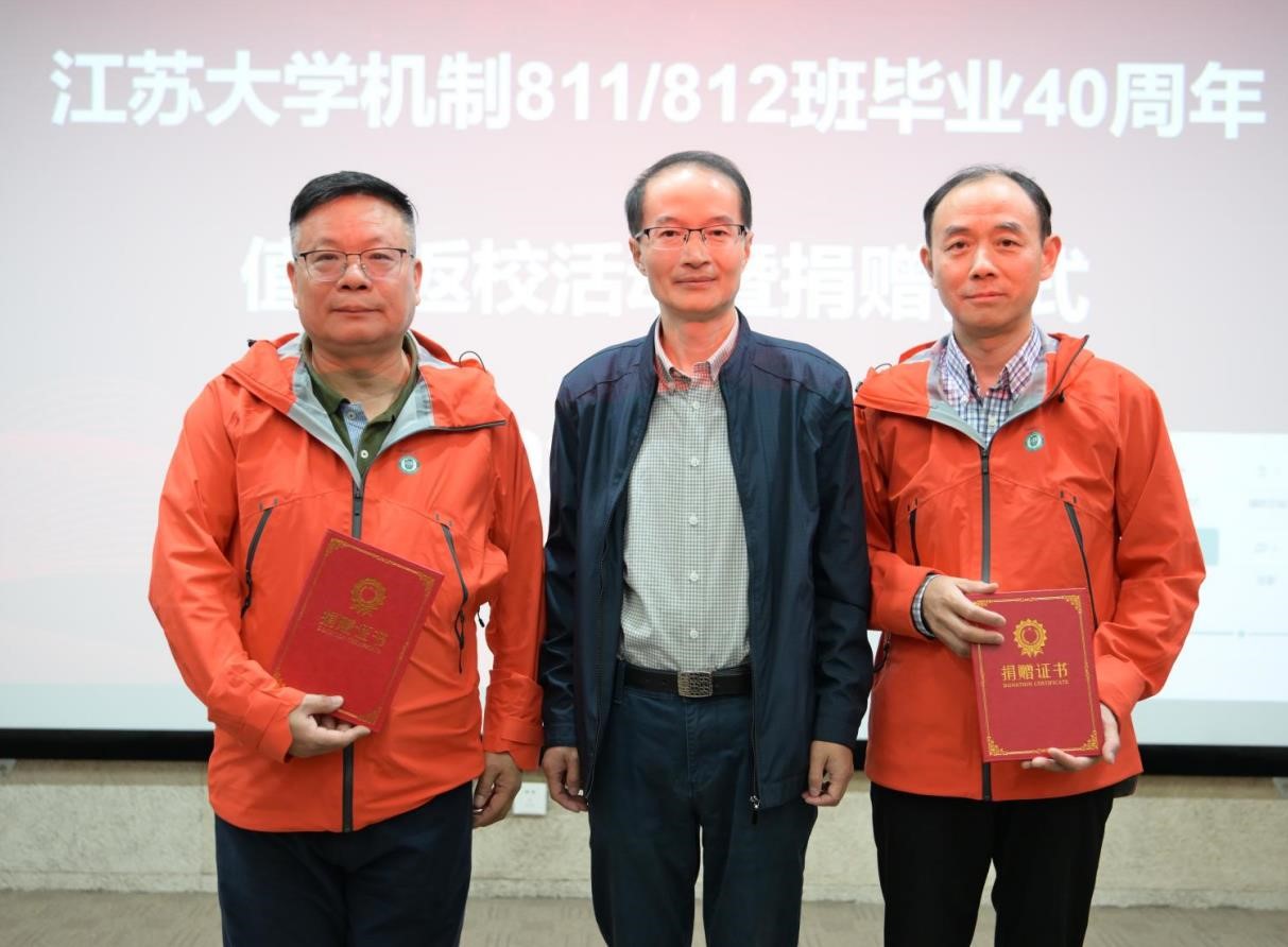 著名油画家冯振华值年返校给母校江苏大学捐赠油画艺术品